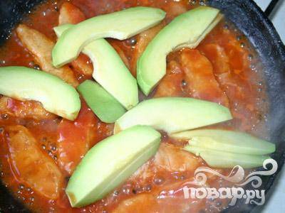 5.	Перемешать ломтики авокадо с содержимым сковороды, и на блюдо с отваренной пастой выложить.