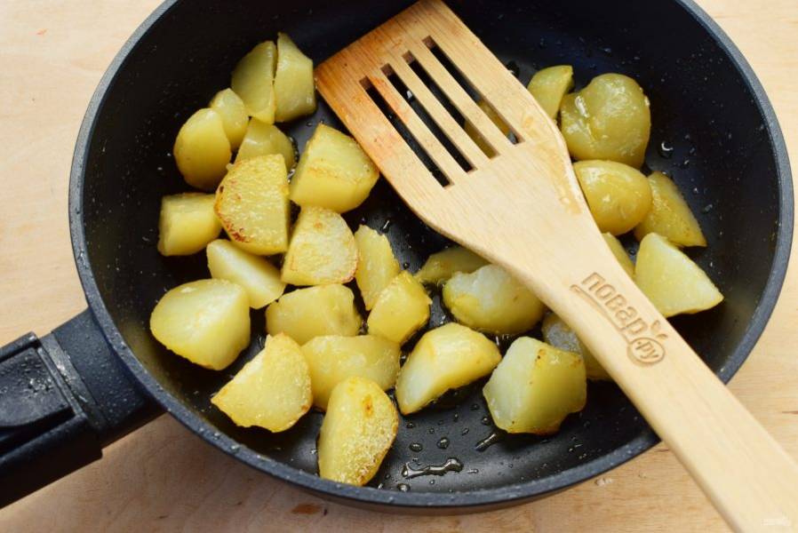 Картофель очистите, разрежьте на небольшие кусочки. Добавьте в сковороду 1 ст. л. масла, обжарьте картофель до золотистого цвета, примерно 4 минуты, снимите со сковороды.