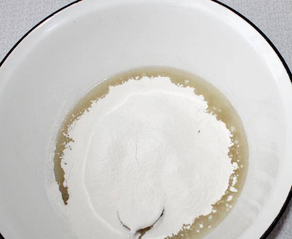 В получившуюся смесь добавляем ванильный сахар и небольшими порциями подсыпаем муку. Тесто у нас должно получиться плотным, мягким и не липнуть к рукам.