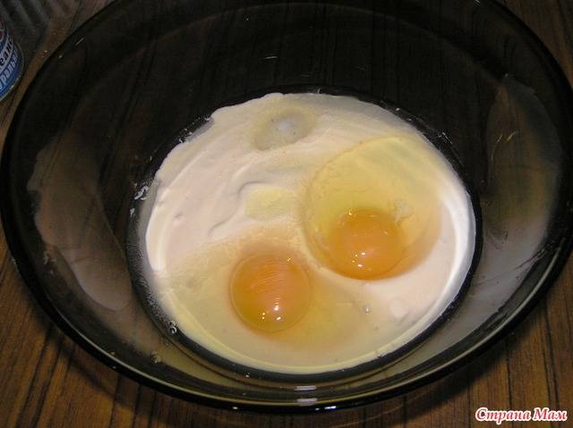 3. Вбиваем в тесто 2 яйца и перемешиваем тщательно нашу массу. Можно воспользоваться миксером и взбивать тесто на средней скорости.