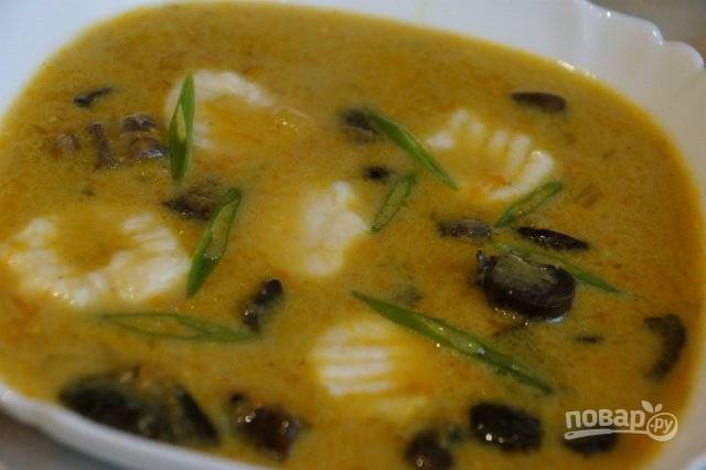 Грибной суп дополните галушками и зеленью по желанию. Приятного аппетита!