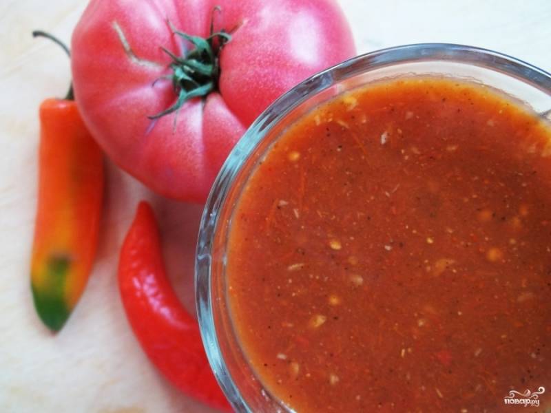 Снимаем с огня. Подавать томатный острый соус нужно холодным. При желании, можно закатать в банки и хранить.