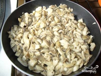 4.	Добавляем грибы к луку, вливаем 2 ст. ложки воды. Солим, перчим. Можете также добавить любимых приправ. Тушим все около 10 минут, периодически помешивая.