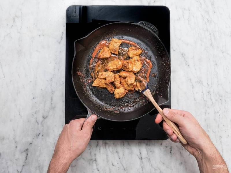 2. После этого обжарьте курицу на сковороде в течение 4 минут, иногда перемешивая.