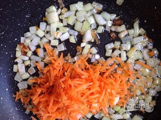 Обжариваем лук до легкого золотистого цвета, добавляем к нему морковь.
