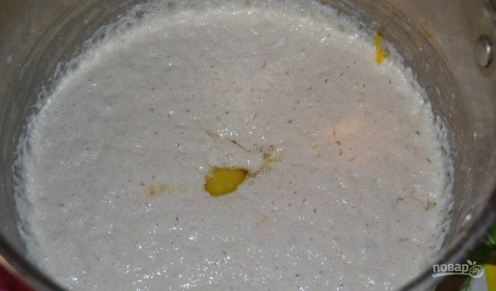 Затем в поднявшуюся массу добавьте яйца, остальной сахар, разрыхлитель, соль и ванильный сахар.