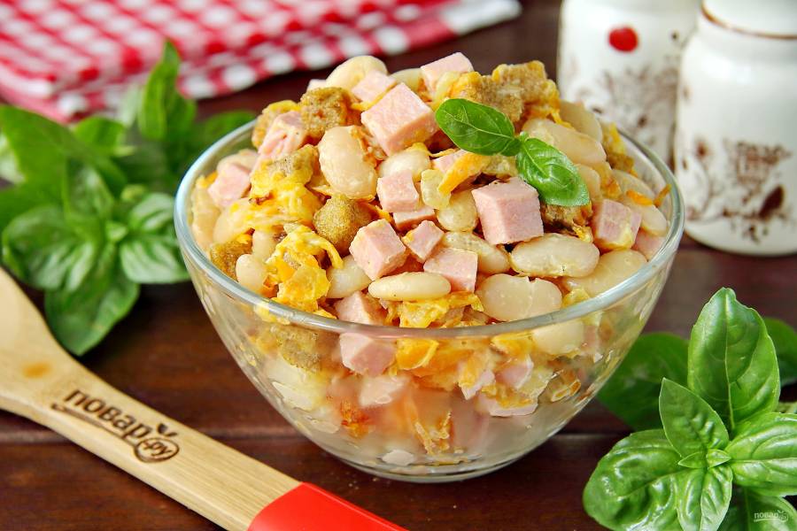Рецепты салатов с колбасой, консервированной фасолью и сухариками