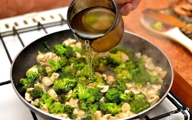 Жарьте овощи 5 минут, посолите и долейте воду. Помешивая жарьте еще 2 минуты, пока брокколи не станут почти готовыми.