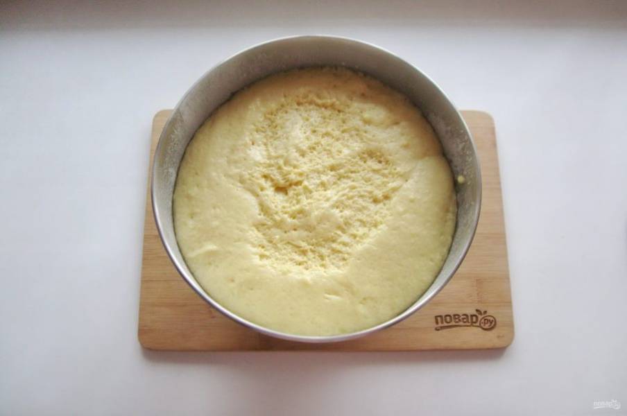 Поставьте тесто в теплое место, накройте пищевой пленкой и через час-полтора оно подойдет.