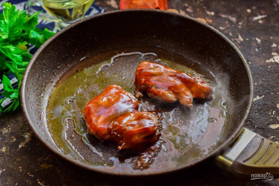Смажьте мясо немного глазурью и прогрейте под крышкой пару минут.