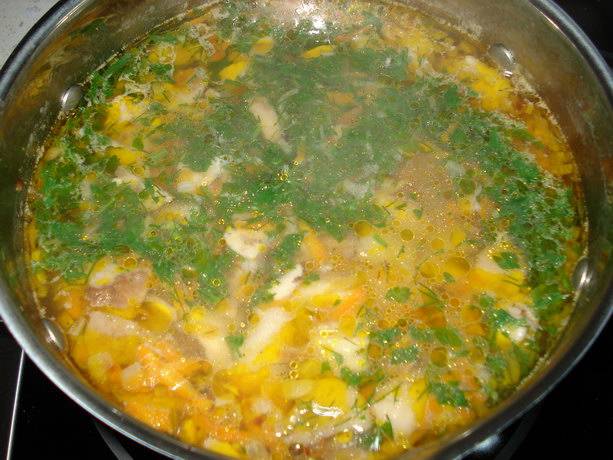Затем добавьте в суп зажарку, лавровый лист, посолите и поперчите по вкусу. 