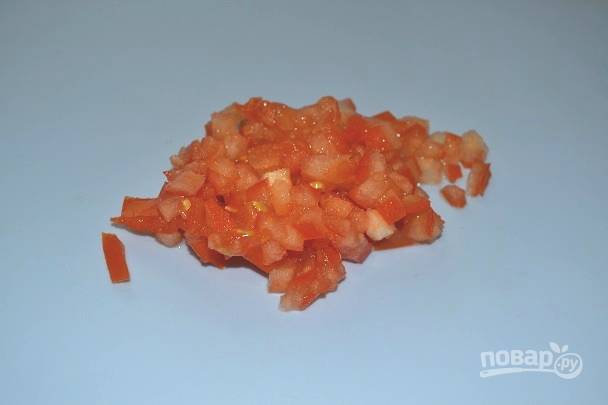 10. Маленькими кубиками нарежьте помидор.