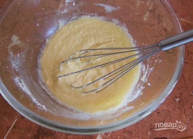 К маргарину всыпаем сахар и венчиком перемешиваем. Затем одно за одним вводим яйца, не переставая перемешивать будущее тесто.