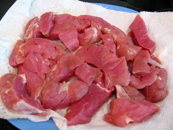 1. Для начала необходимо вымыть и тщательно просушить мясо. Нарезать порционными кусочками. 