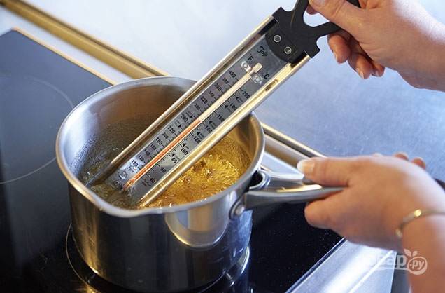 2. В сотейник поместите сахарную пудру, 5 столовых ложек воды и 3 ст. ложки кленового сиропа. Нагрейте смесь на медленном огне до растворения сахара. После повысьте температуру до 140 градусов и варите карамель до золотого цвета.
