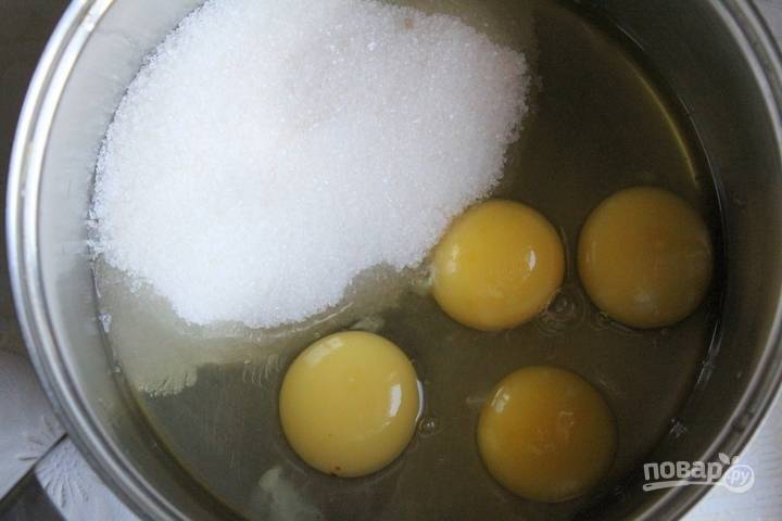 Для начала приготовьте тесто. На высокой скорости блендера взбивайте яйца комнатной температуры с сахаром в течение 5 минут.