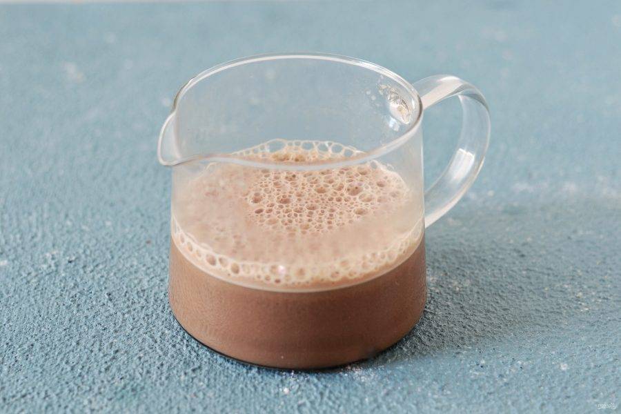 Добавьте в чайник 50 мл. апельсинового сиропа, какао и смешайте напиток. Перелейте какао в стакан.