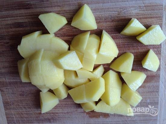 Картофель нарезаем небольшими кубиками.