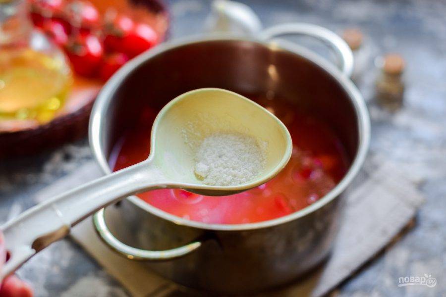 Всыпьте в перец соль и сахар. Варите перец в томатном соусе 30 минут.