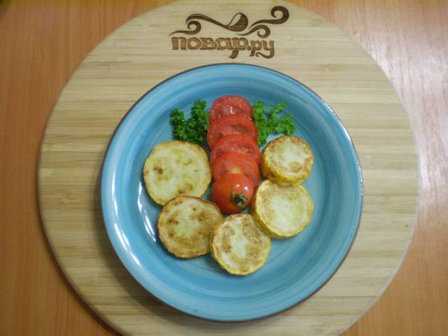 9. Выкладываем кабачки на тарелочку, я разнообразила их томатами и зеленью.