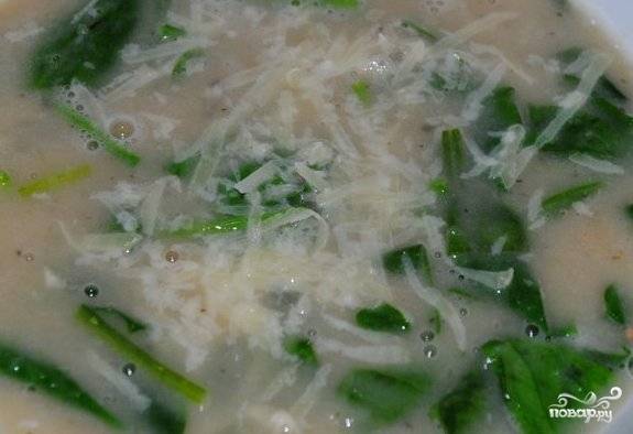 Готовый суп налить в тарелку и посыпать пармезаном.