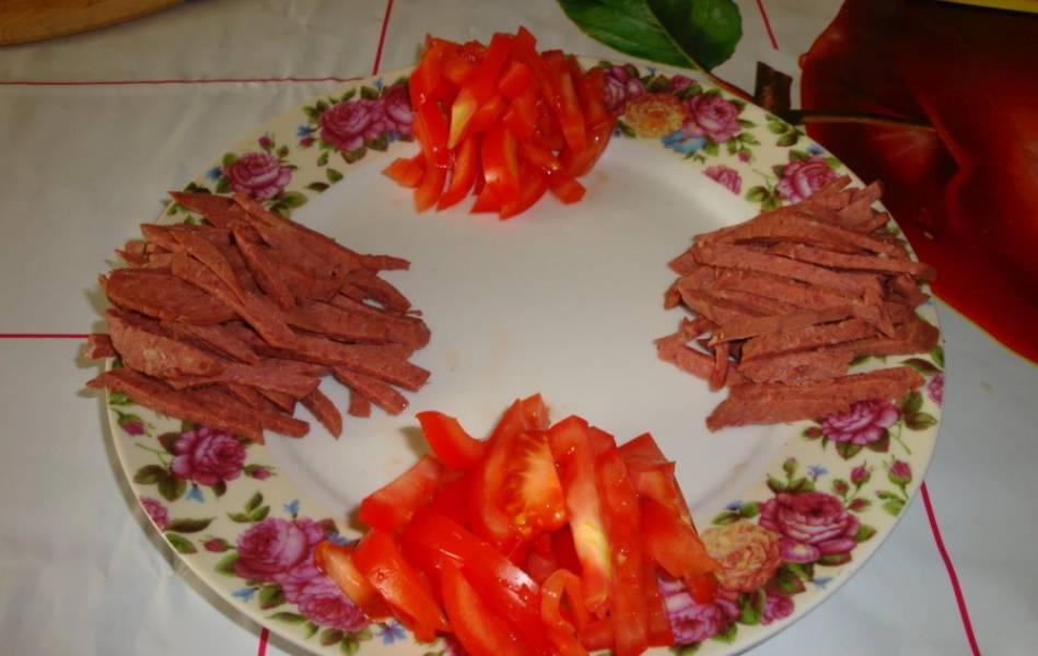 Салат с копчёной колбасой, корейской морковью и помидорами