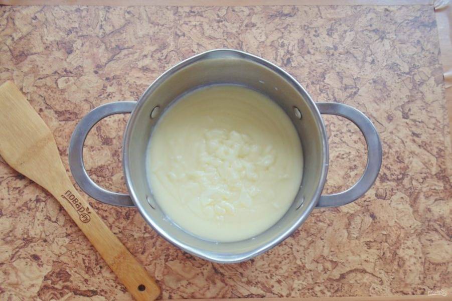 Когда молоко закипит, вылейте эту смесь в кастрюлю. Постоянно перемешивайте и доведите крем до загустения. После накройте пленкой и хорошо охладите крем.