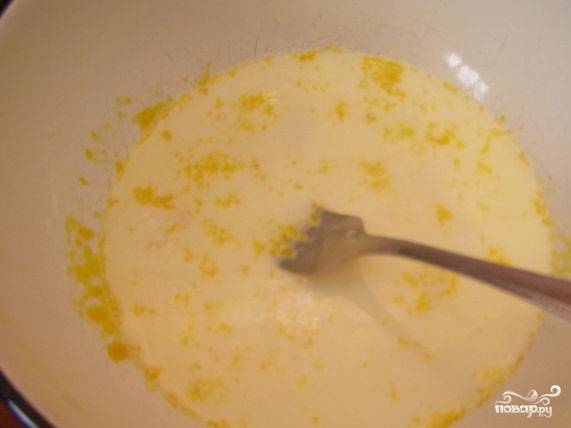 1.	Перед тем как приготовить нежные блинчики, подготовьте яйца. Отделите желтки от белков. Желтки смешайте с сахарным песком, посолите по вкусу, добавив полстакана молока, тщательно взбейте вилкой.