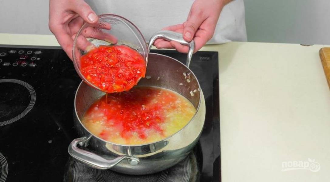 Влейте бульон или воду и перетертые помидоры вместе с выделившимся соком, варите на сильном огне 10 минут.
