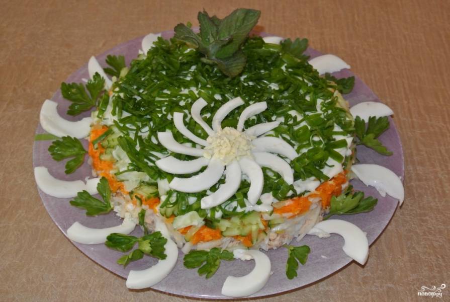 Летний салат ромашковое поле из горбуши и свежих овощей
