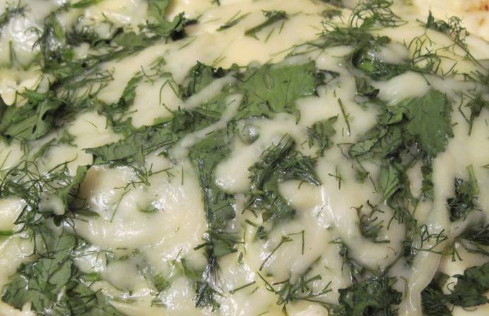 За 5 минут до готовности рыбы присыпаем ее зеленью с сыром. Как только сыр расплавится, вынимайте блюдо из духовки.