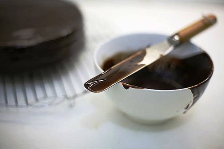 Растопите на водяной бане шоколад и 60 гр. масла и полейте получившейся глазурью торт. Охладите и подайте на стол. 