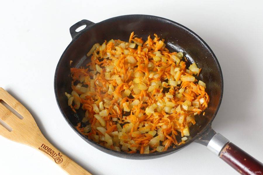 Лук нарежьте кубиками, морковь натрите на терке. Обжарьте овощи на сковороде до мягкости.