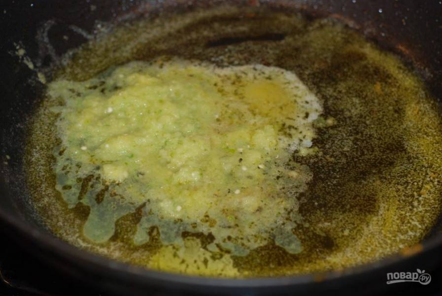 3. В сковороду, в которой жарилась курица отправьте измельченный имбирь, чеснок и чили. Жарьте в течение 1 минуты.