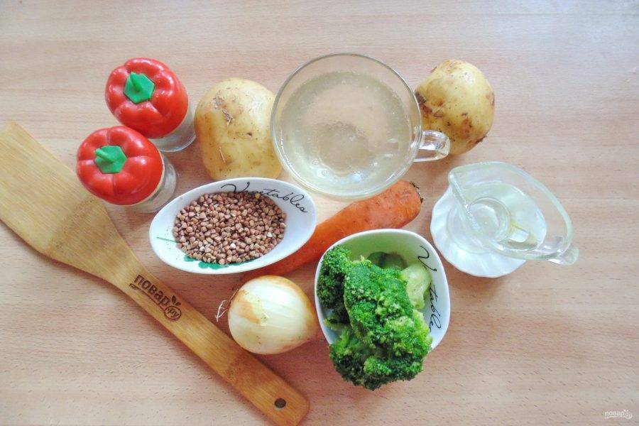 Подготовьте ингредиенты для приготовления супа с брокколи и гречневой крупой.
