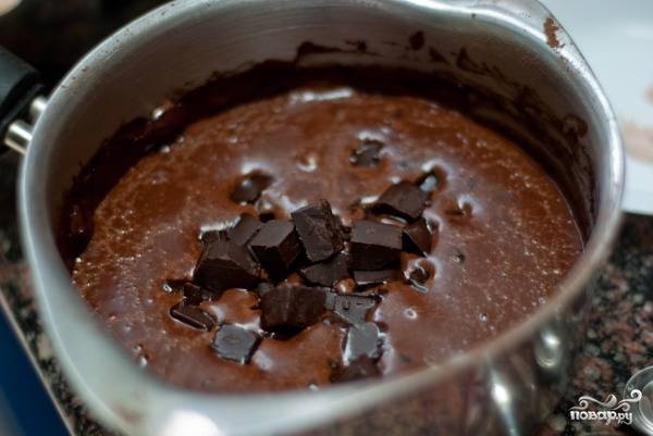 3. Снимите с огня и добавьте шоколад. Я рекомендую использовать черный шоколад.