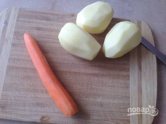 Очистим морковь и картофель.