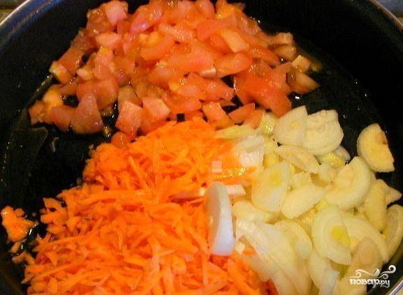 Лук, помидоры и морковь обжарьте на сковороде в масле до золотистого цвета. 