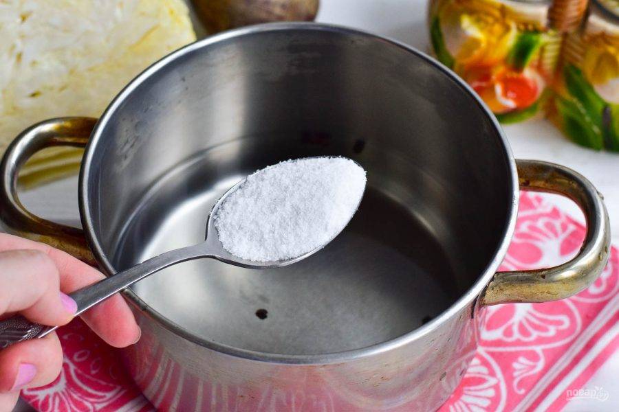 Влейте воду в кастрюлю, добавьте перец горошком, лавровый лист, сахар и соль.