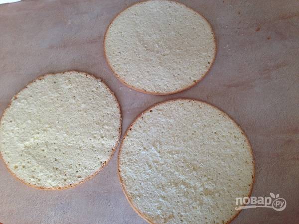 8. Отдохнувший бисквит разрезаем на 3 коржа, пропитываем их сиропом.