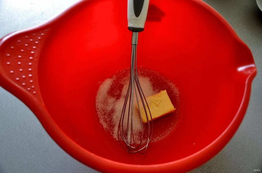 Выложите в миску 25 грамм размягченного сливочного масла и добавьте 15 грамм сахара.