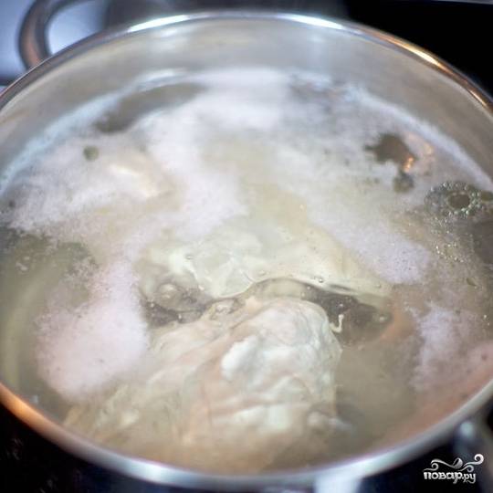 Куриное филе положите в кастрюлю с кипящей подсоленной водой и отварите в течение 20 минут (до готовности).