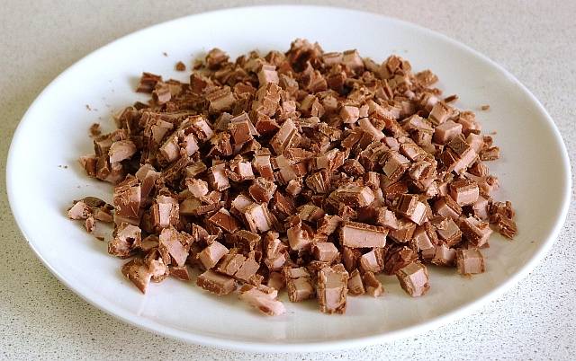 7. Следующим этапом необходимо измельчить 100 грамм шоколада, при желании с йогуртовым наполнителем. 