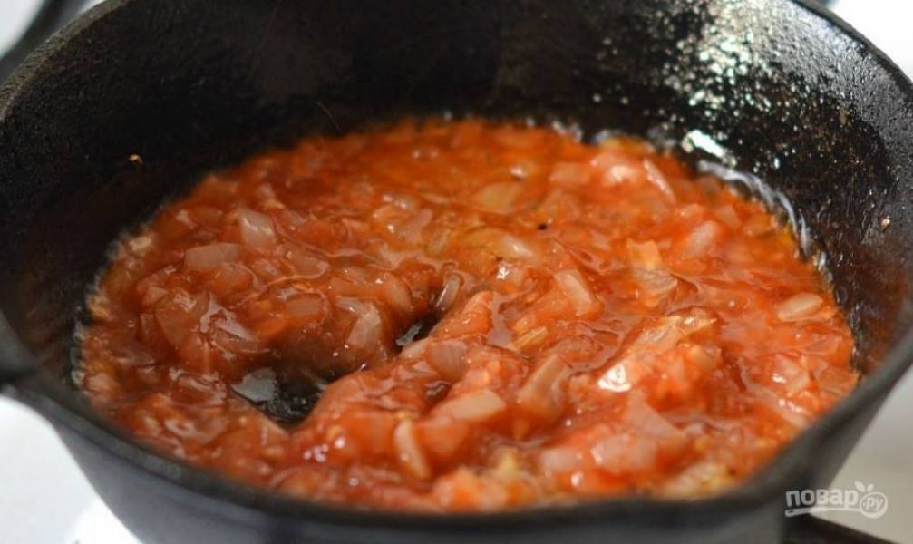 Помидоры обдайте крутым кипятком, сделайте на них надрезы и снимите с томатов кожицу. Натрите овощи на терке и выложите в сковороду. Тушите на медленном огне десять минут. 
