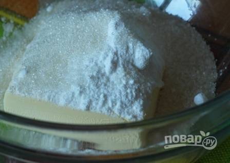 Выкладываем в миску мягкое сливочное масло, добавляем к нему сахар и пудру.
