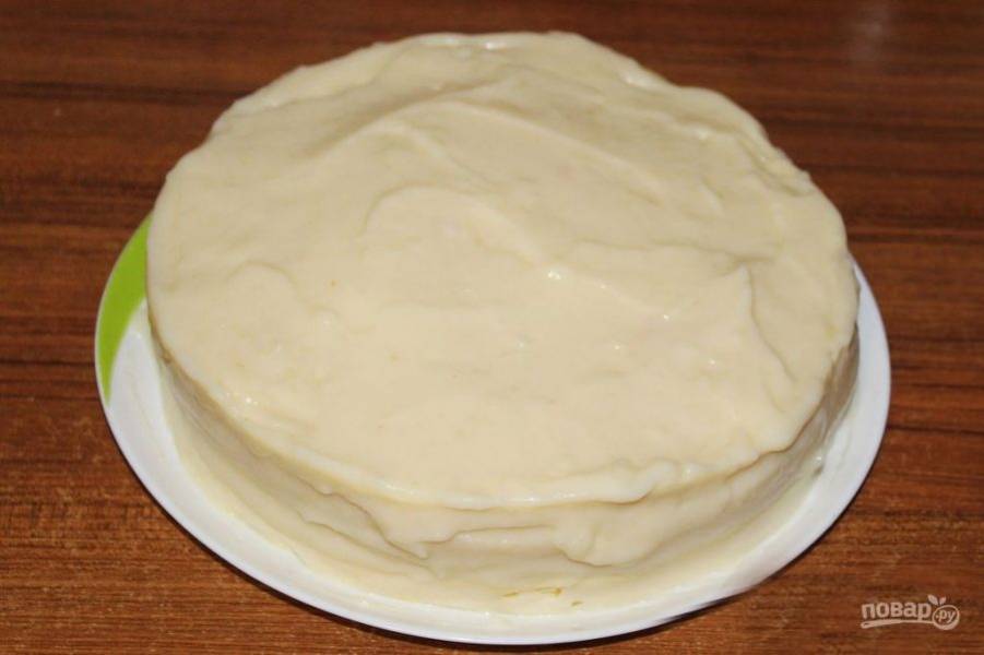 Соберите торт. Каждый корж обильно промажьте кремом, а также оставьте часть крема для оформления торта.

