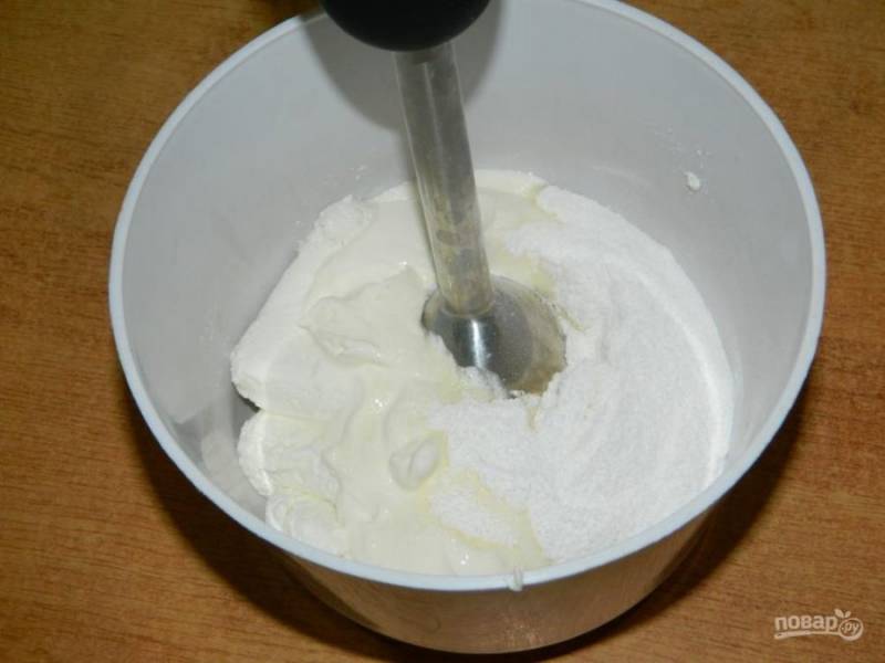 Измельчите блендером творог с сахарной пудрой и молоком в однородную творожную массу.
Отдельно взбейте сливки, затем соедините в творогом.