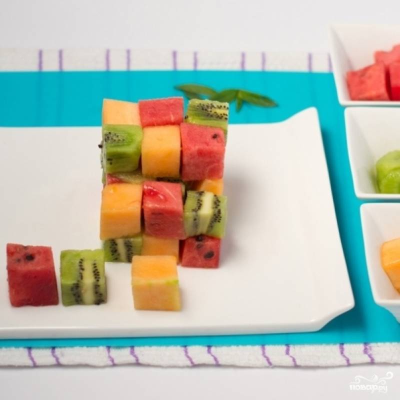 Прямо на тарелке аккуратно моделируем большой куб из наших маленьких фруктовых кубиков. Собственно, салат готов, однако для вкуса можно еще полить его сверху каким-нибудь вкусным сиропом.