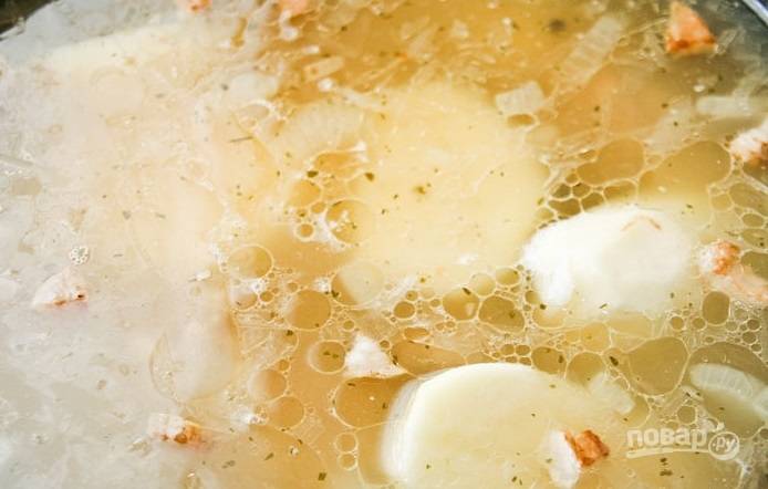 Как время пройдёт, добавьте в суп нарезанный крупно картофель, томатную пасту и горох.
