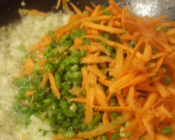 Вторую половину луковицы и еще немного петрушки порежьте и вместе с натертой морковкой обжарьте на растительном масле. Это займет около 5 минут.  